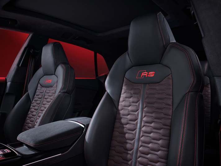 Power-Look: Die hochwertigen Materialien samt roten Ziernähten und Wabensteppung lassen gleich den Sportler erkennen