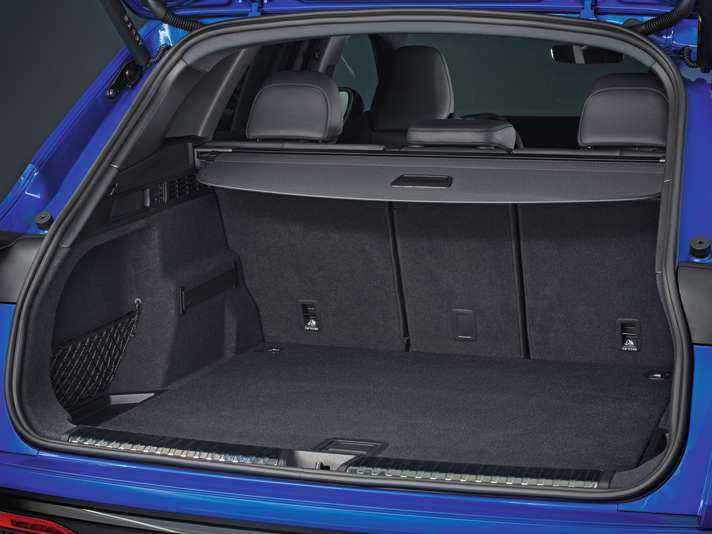 Platz da: Im SQ5 fasst der Kofferraum 475, bei umgelegter Rückbank 1.446 Liter. Die Daten für den Q5: 520 beziehungsweise 1.473 Liter