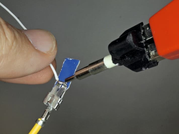   02.
 	Durchgezogenen Telefondraht ("Angelschnur") mit wenig Zinn an Einzelleitung "anpunkten"