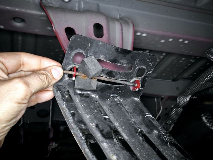   01.
 	Spannbügel mit Haltestange in der vorhandenen Halterung unten am Fahrzeugboden einhängen