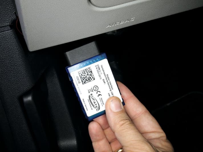   01.
 	30 Sekunden nach Zündung den Kufatec-Dongle auf die Diagnose-Buchse stecken