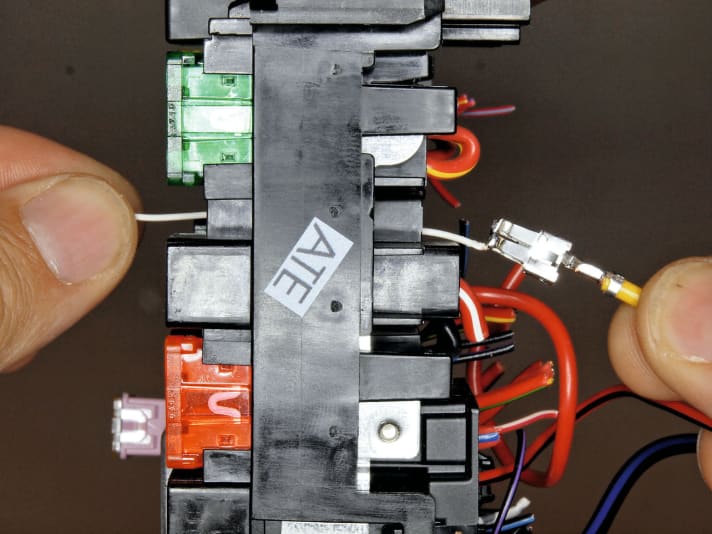   03.
 	Einzelleitung mit Hilfe der "Angelschnur" in gewünschte Kammer des Sicherungskastens ziehen