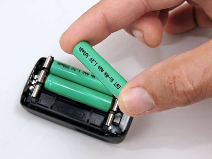   03.
 	Immer alle drei Akkus zusammen austauschen; Werte laut Aufdruck beachten!