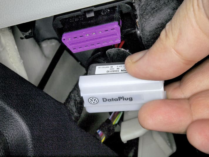   03. Der DataPlug wird einfach auf die OBD-Buchse gesteckt und von dort mit Strom versorgt