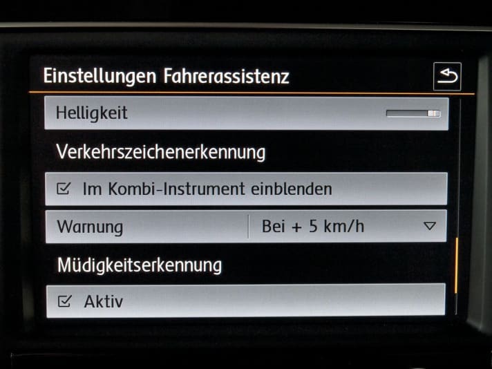  02.
 	Im Mitteldisplay lässt sich einstellen, ob und wann eine akustische Warnung ausgegeben werden soll