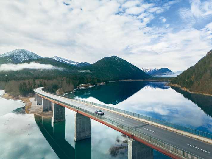 Genussvoll Gas geben: Im Sport-Modus geht es über die Faller-Klamm-Brücke am Sylvensteinsee, 25 Kilometer südlich vom bayrischen Bad Tölz