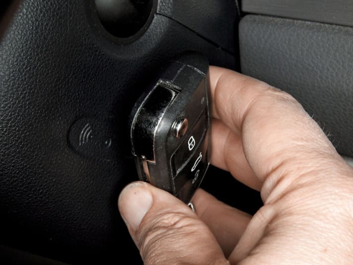   04.
 	Bei Keyless-Autos Schlüssel an markierte Stelle anlegen, um die Zündung anzuschalten