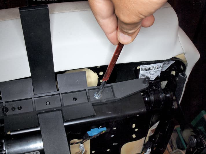   03.
 	Halter für den jeweiligen Feuerlöscher an den bereits vorhandenen Gewinde-Nieten anschrauben