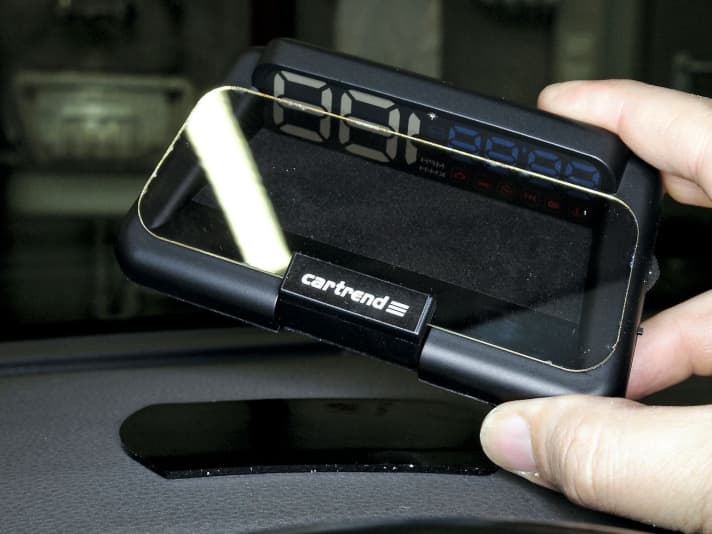   03.
 	Head-up-Display parallel zur Scheibe ausrichten, aufsetzen und Folienscheibe ausklappen