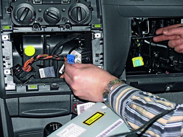   AUX-IN Adapter nachrüsten