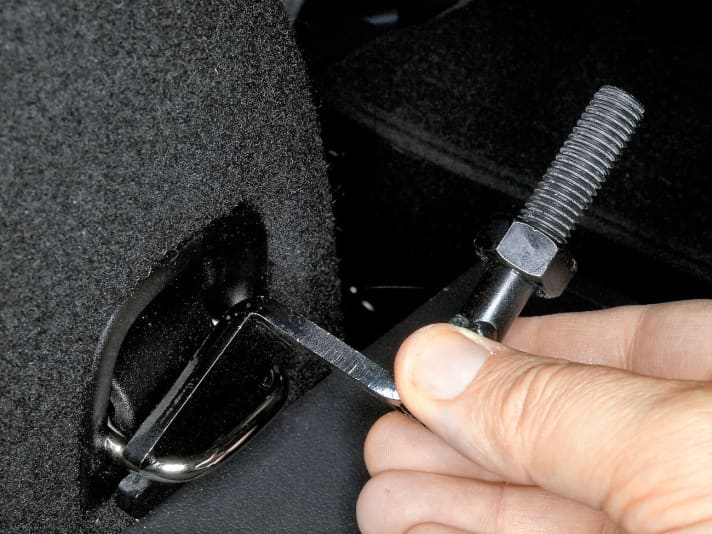   02.
 	Haltehaken mit Muttern vervollständigen und in Zurr-Ösen des Autos einhaken