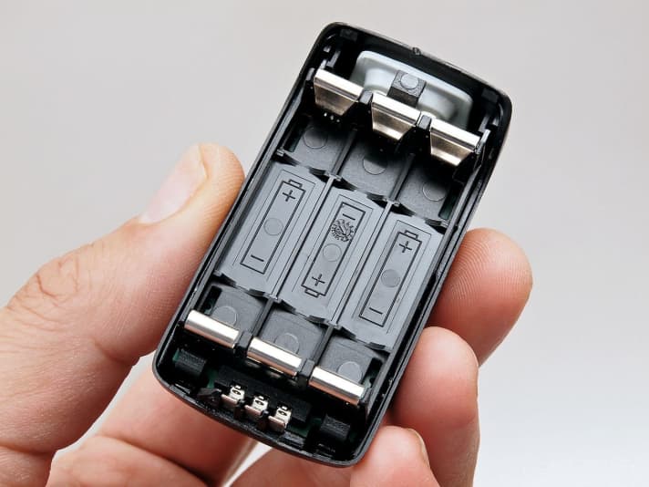   04.
 	Beim Wiedereinsetzen die erhaben markierte Polarität der Einzelakkus berücksichtigen