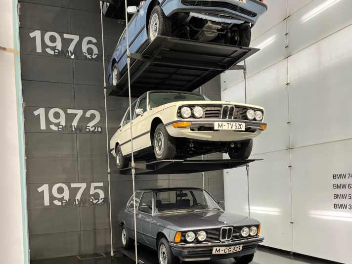Die Geschichte der großen Marke ist im BMW-Museum auch in ihrer Chronologie aufbereitet. Doch das Konzept geht darüber auch sehr weit hinaus. Der Besuch lohnt sich. ] Foto: Hell Sinki