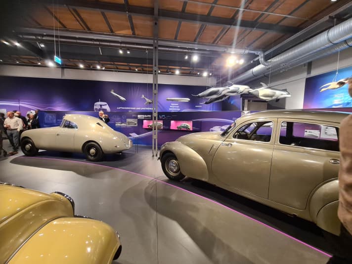 Windschnittig: Abseits spektakulärer Rennwagen eroberten Stromlinienkonzepte in der Auto-Entwicklung verschiedene Fahrzeugklassen. Zu sehen im August Horch Museum!]Foto: August Horch Museum