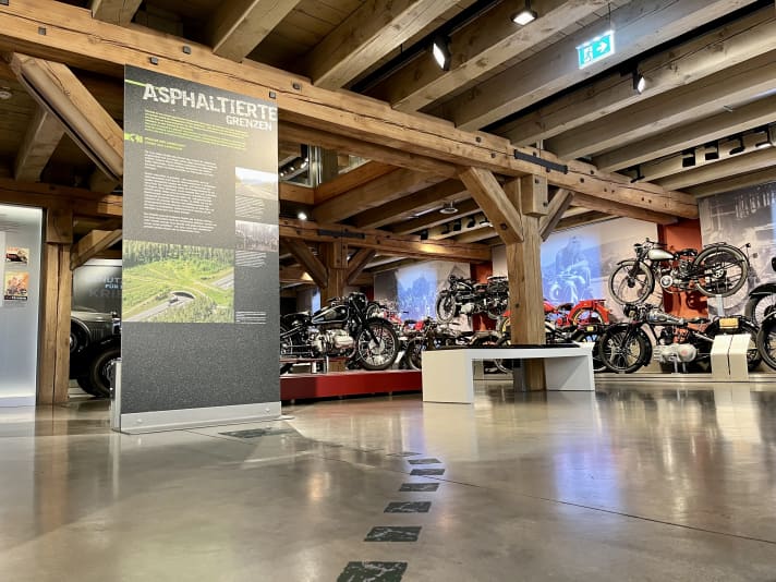 “Der grüne Faden” zieht sich, wie es sein Name ja nahelegt, durch die gesamte Ausstellung des PS.Speichers und begegnet dem Besucher immer wieder auf dem chronologischen Rundgang ]