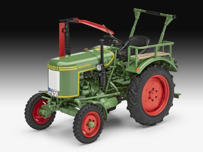 Bei der Dekoration des Fendt F20 als Kit von Revell* haben die Bastelfans die Qual der Wahl: Entweder die Sticker, die beigelegt sind, benutzen oder mit den tollen Abziehbildern arbeiten.