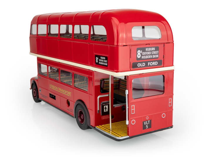 Sogar die runde Dachform des London Doppeldeckers AEC Routemaster hat Kovap gut getroffen. Die Hinweise zu Linie und Route fehlen bei dem Blechmodell ebenfalls nicht. Der Einstieg ist offen. ]