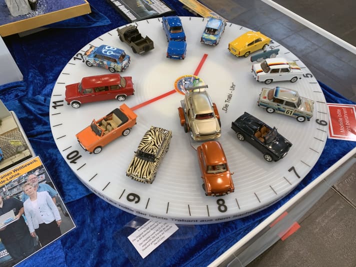 Modellbau spielt in Leipzig traditionell eine wichtige Rolle. Hier die “Trabbi-Uhr” mit 1:24-Umbauten auf Trabant-Basis in der Baugröße 1:24 auf einem Clubstand