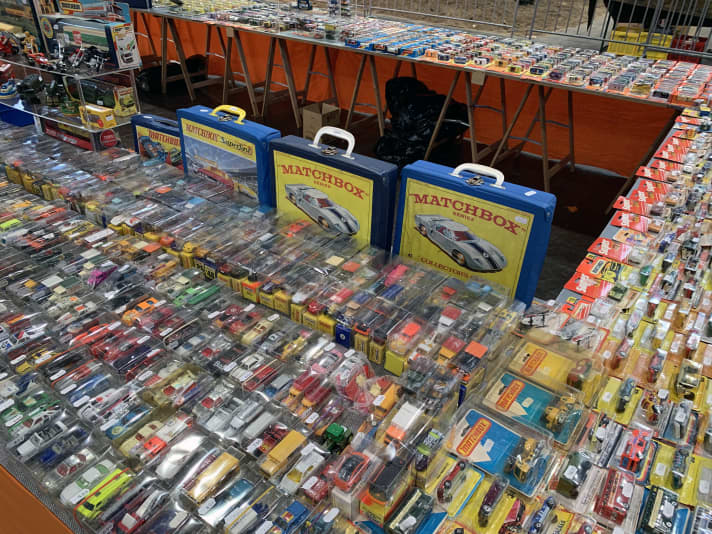 Auch die Baugröße 1:64 spielt in Leipzig traditionell eine ganz wichtige Rolle, wie dieses Bild eines hervorragend sortierten Händlers unter Beweis stellt