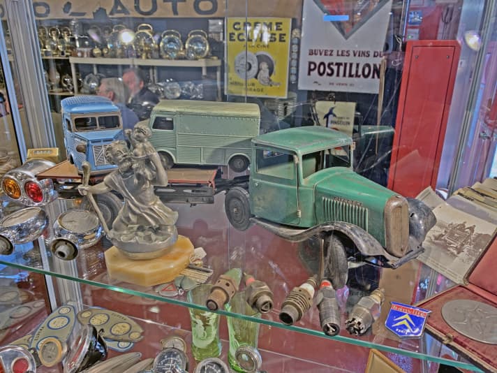 Automobilia rund um das Thema Klassiker, etwa antiquarische Modelle, Kühlerfiguren, aber natürlich auch Ersatzteile und vieles mehr sind auch in diesem Jahr 2022  auf der Techno Classica in Essen zu finden ]