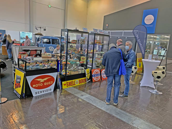 Wer suchet, der findet: Das gilt auf der diesjährigen Techno Classica auch für Modellautos, die in ganz verschiedenen Hallen entdeckt werden können. Der Weg ist das Ziel. ]