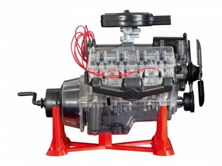320 Bauteile hat der V8-Motor von Revell. Doch dank der sehr übersichtlichen Bauanleitung und der guten Passgenauigkeit lässt sich der Bausatz mit etwas Geduld problemlos zusammenfügen ]