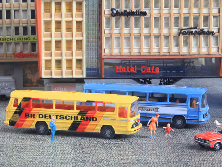 Am 19. Juli wurde Spanien verdient im Endspiel in New York Fußballweltmeister. Ulrich Biene zeigt in seinem Artikel über Busse von Wiking einen weltmeisterlichen Mercedes in 1:87. ] Foto: Ulrich Biene