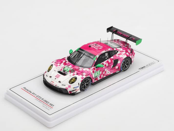 Sofort ins Auge fällt beim Porsche 911 GTR in der Iron-Dames-Version des IMSA-Rennens in Daytona 2025 von True Scale Miniatures die treffliche Dekoration ] Foto TSM