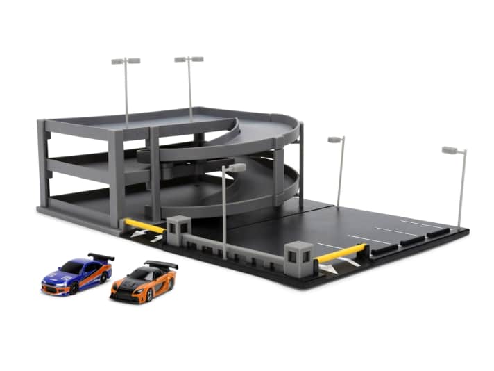 Parkgarage 2.0. Die heutigen Kids spielen da lieber auf den Parkdecks, die bei “Fast & Furious Tokyo Drift” für coole Rennen genutzt wurde. Jada Toys liefert nun ein passendes Nano-Set. ] Foto: Jada Toys