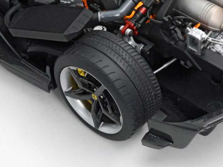 Dieses Rad ist im Maßstab 1:1 eines von vieren, das ein Hypercar einer weltberühmten Marke aus Maranello antreibt. Auch das passende 1:18-Modell von einem Hersteller ziert unsere Februar-Ausgabe von MODELL FAHRZEUG. ] Foto: Werk