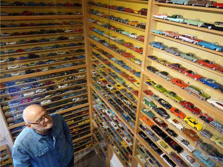 Rolf Rüth ist einer unserer Stars aus dem Sonderteil “Mensch & Modell”: Im Mittelpunkt steht dabei seine Pkw-Sammlung mit 5000 Modellen in 1:43, die eine Weltreise ermöglicht. ] Foto. PS.Speicher