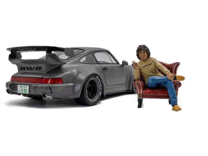 Beim RWB-Set von Solido fläzt sich der RWB-Gründer Akira Nakai äußerst lässig samt passender Schlappen auf einem weinroten Sessel. Auch dieses Solido-Modell kommt bald zu deutschen Sammlern. ] Foto: Solido