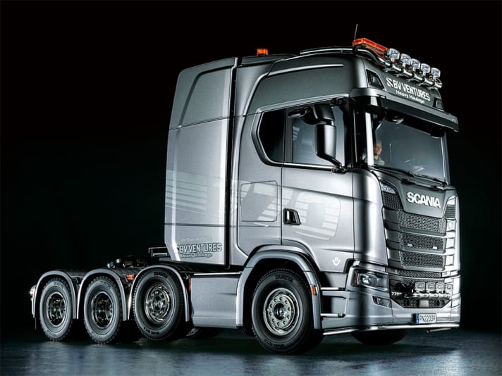 Vier Achsen und vollgestopft mit Elektro-Antriebstechnik zeigt Tamiya im japanischen Shizuoka den Scania 770 S 8x4/4 im RC-Maßstab 1:14 für die RC-Fans