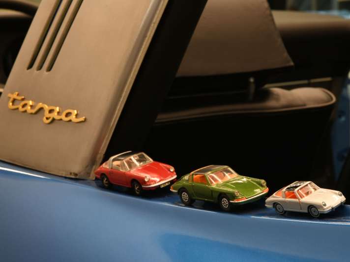 Im Porsche-Museum konnten wir die Bilder für unsere Titelstory “60 Jahre Targa” machen. Hier antiquarische Modelle von Märklin, Corgi (beide 1:43) und Siku (1:60) auf einem Restaurierungsobjekt ] Foto: Markus Bolsinger
