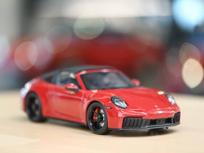 Doch nicht nur Antiqurisches ist in dem Bericht en miniature zu sehen. Auch ein noch streng geheimes 1:18-Modell, das über ein funktionstüchtiges Klappdach verfügt und erst 2026 kommt ] Foto: Markus Bolsinger