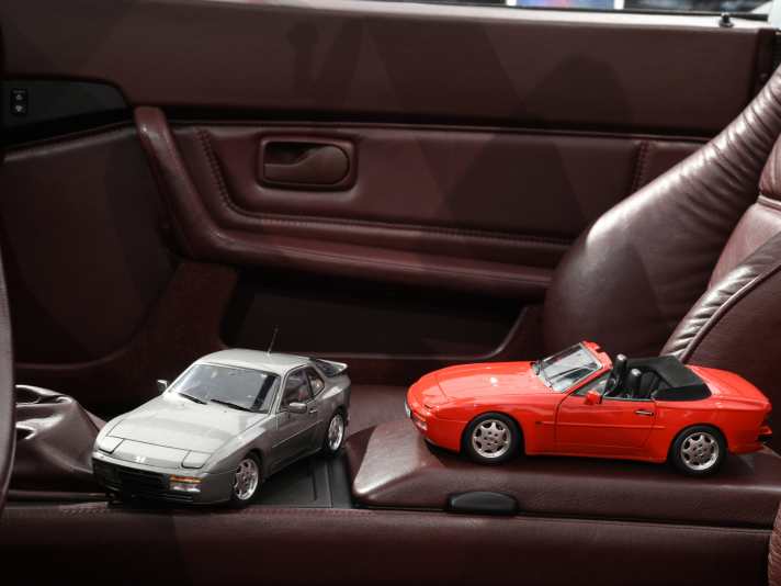 In der Titelgeschichte von Heft 5/2026 verbergen sich auch zwei Weltpremieren. MODELL FAHRZEUG zeigt den Porsche 944 von Norev in 1:18 als Coupé und Cabriolet. ] Foto: Markus Bolsinger