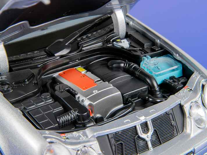 Man kann das Modellauto nicht neu erfinden. Aber der teilweise transparente Wischwasserbehälter von Norev im Motorraum des CLK-Coupés ist eine raffinierte Finesse ] Foto: C. Hoffmann
