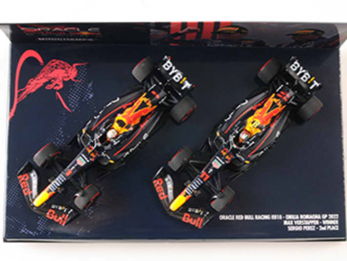 In der Draufsicht ist die diagonale Anordnung der beiden 1:43-Modelle sichtbar, die Minichamps bis in die Helme der Piloten hinein sehr aufwendig dekoriert hat.
