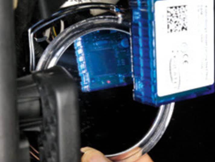   04.
 	Ob die Codierung abgeschlossen ist, zeigen die LEDs an, die per Spiegel einsehbar sind