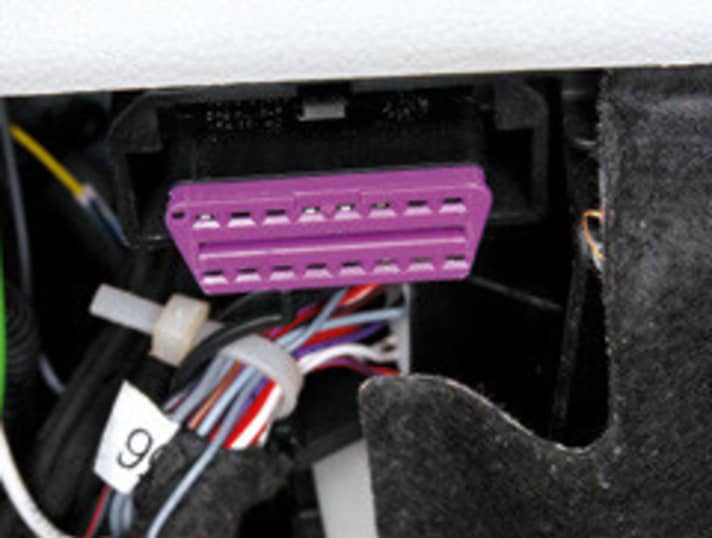   02.
 	Die OBD-Buchse befindet sich bei den meisten Modellen links oberhalb des Kupplungspedales