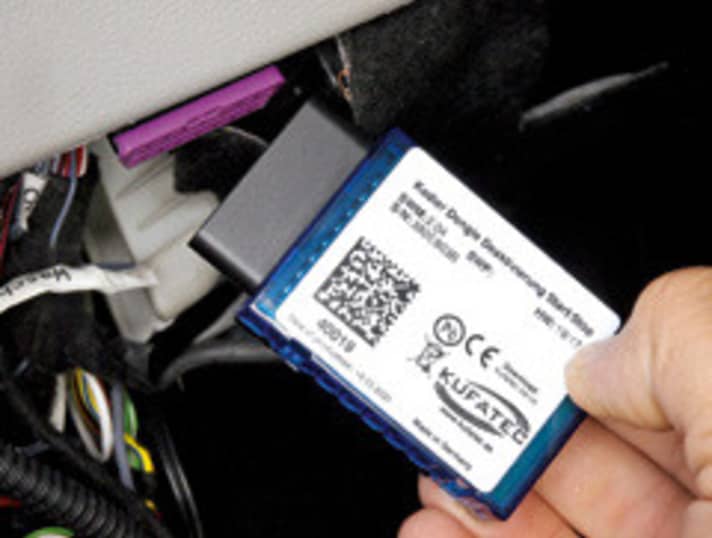   03.
 	Kufatec-Dongle 40019 bei eingeschalteter Zündung auf die OBD-Buchse stecken