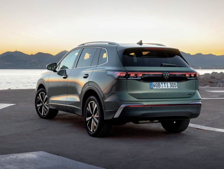 Am Heck leuchten LEDs in einer durchgehenden Lichtleiste