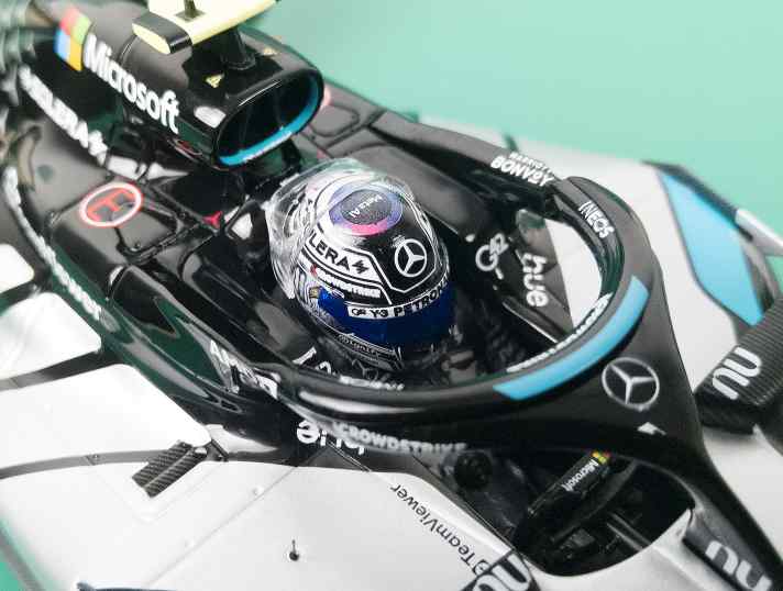 Kimi Antonelli ist auf einem guten Weg, in seiner zweiten Formel-1-Saison der neue Champ der Königsklasse zu werden. Minichamps zeigt das passende Auto bereits in den beiden Baugrößen 1:18 und 1:64. ] Foto: C. Hoffmann