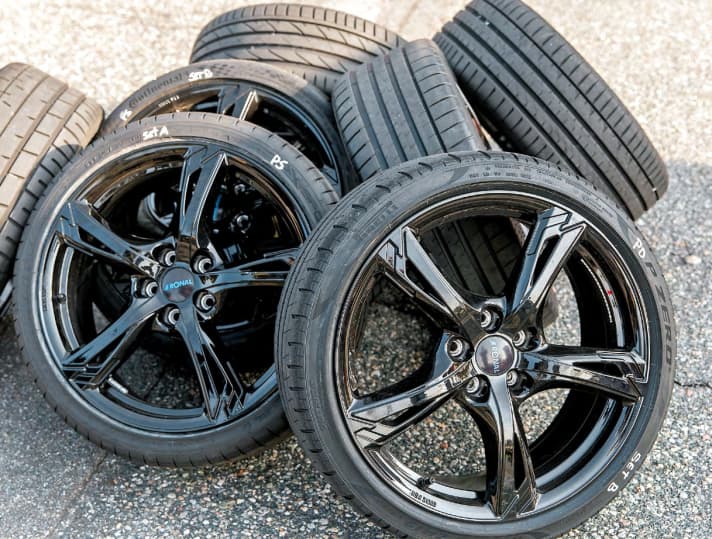 Durch die geringe Flankenhöhe des Reifens gewinnt die Felge an optischer Präsenz. Die offene Bauweise kühlt Pneus und Bremse