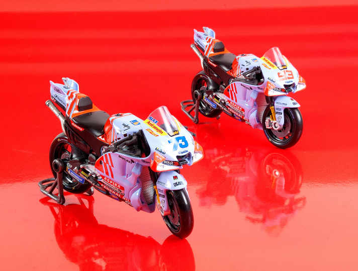 Beim Motorrad- Programm
von Maisto spielt die Farbe
Blau ebenfalls eine Rolle.