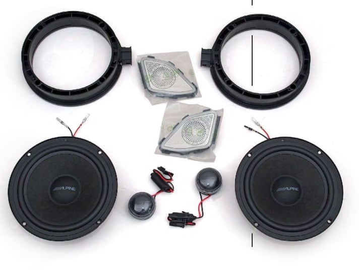 Wir haben den Nachrüstsatz Alpine SPC-T106T61 verbaut – mit Hoch- und Tieftönern sowie stylischen Blenden