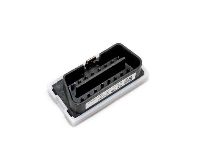   02. Das Gerät hat rückseitig die charakteristischen 16 Steckkontakte für die OBD-Buchse