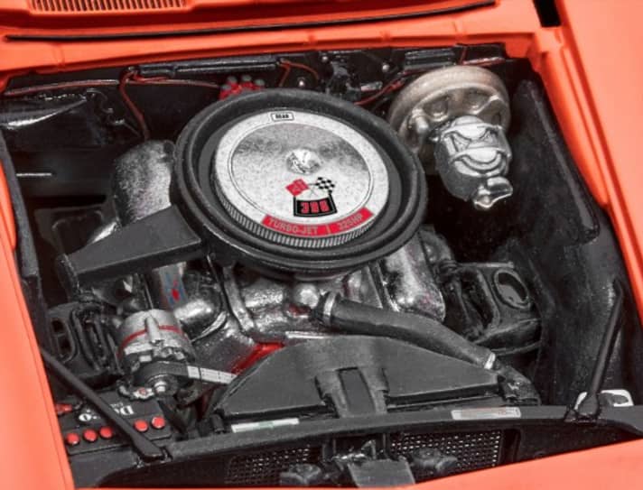 Der Bausatz, das verrät die Baugröße 1:25, stammt aus dem US-amerikanischen Formenfundus von Revell. Auch deshalb gibt es einen detaillierten V8 unter des beweglichen Motorhaube zu bewundern.]