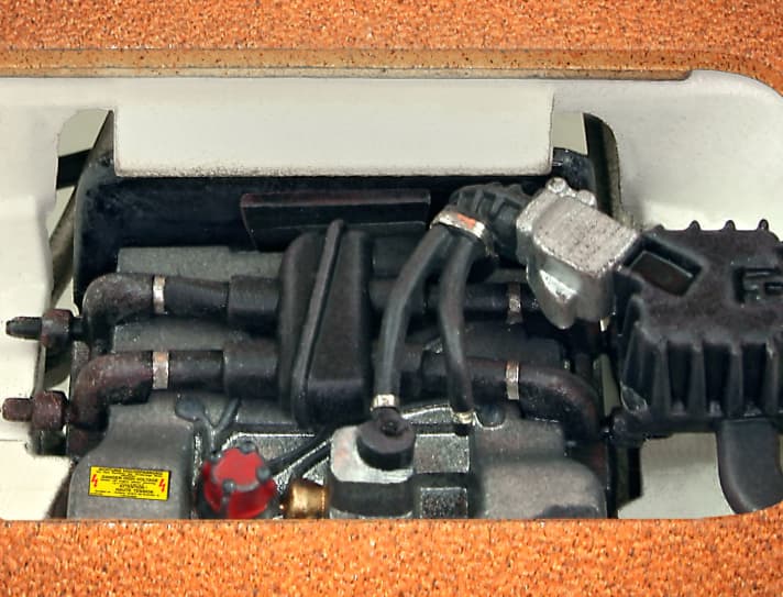 Den luftgekühlten Boxermotor des Volkswagen T3 zeichnet Revell bei seinem 1:24-Bausatz mit mehreren Teilen originalgetreu nach, wie das Bild verdeutlicht.]Foto: Werk