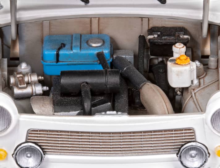 Wer in den Motorraum des zusammengeklebten Trabbi von Revell im Maßstab 1:24 guckt, entdeckt fast so viele Teile, wie das Original unter der Haube hatte. Okay, vielleicht nicht ganz!]Foto: Werk